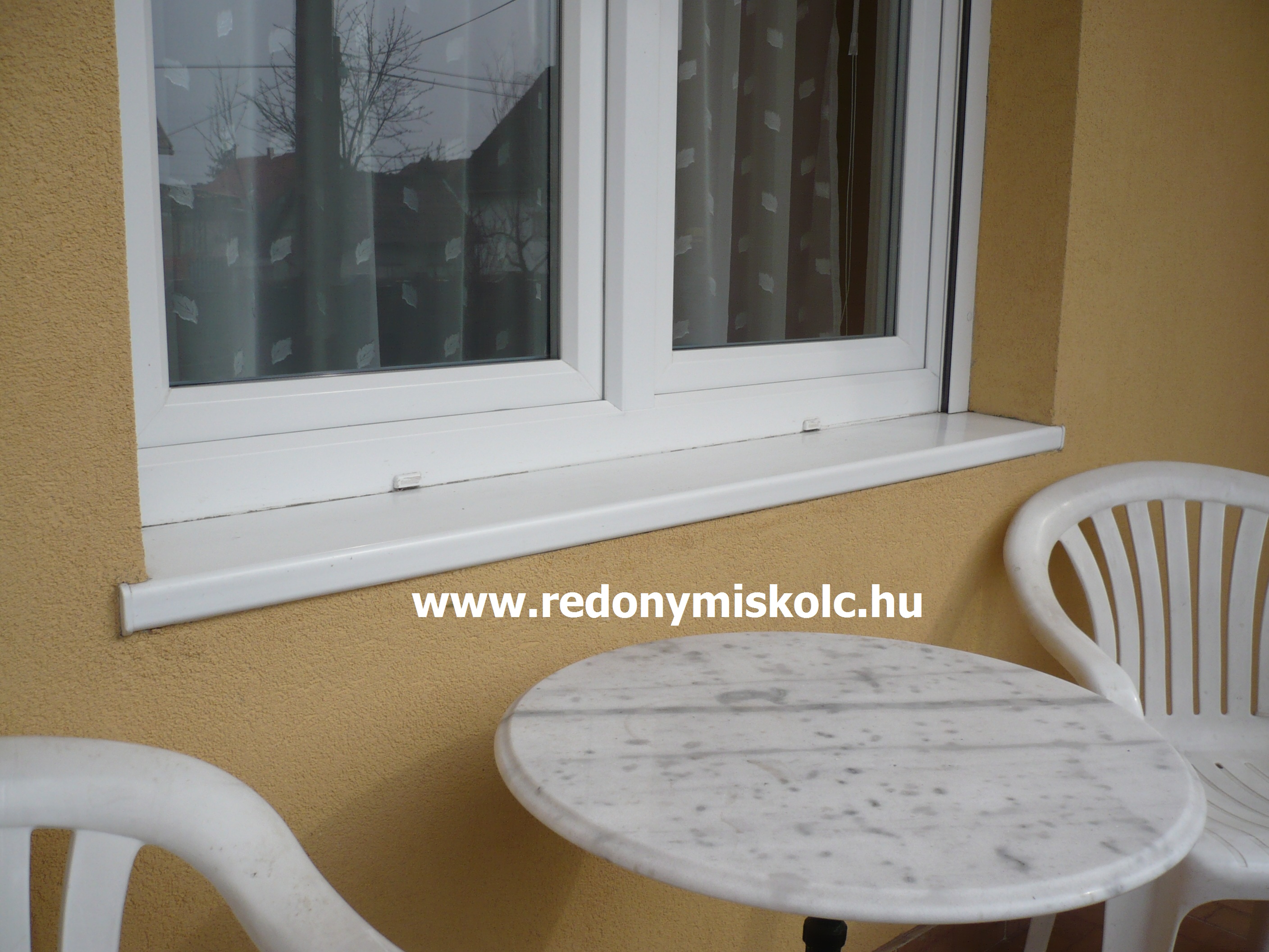Ablak p�rk�ny
